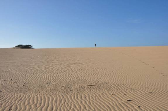 Explorando as incríveis dunas na parte norte do deserto na península La Guajira, na Colômbia